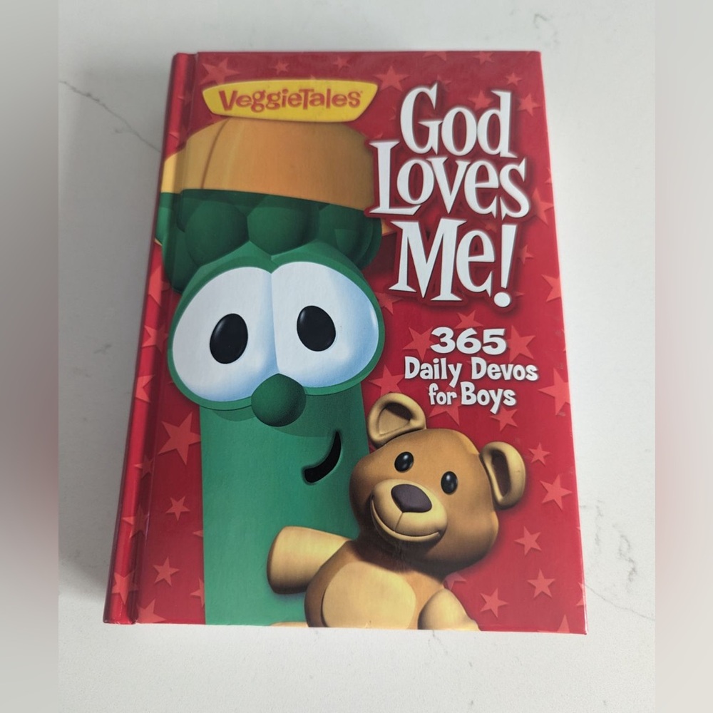 God Loves Me Every Day: 365 Daily Devos for Boys by Veggietales
